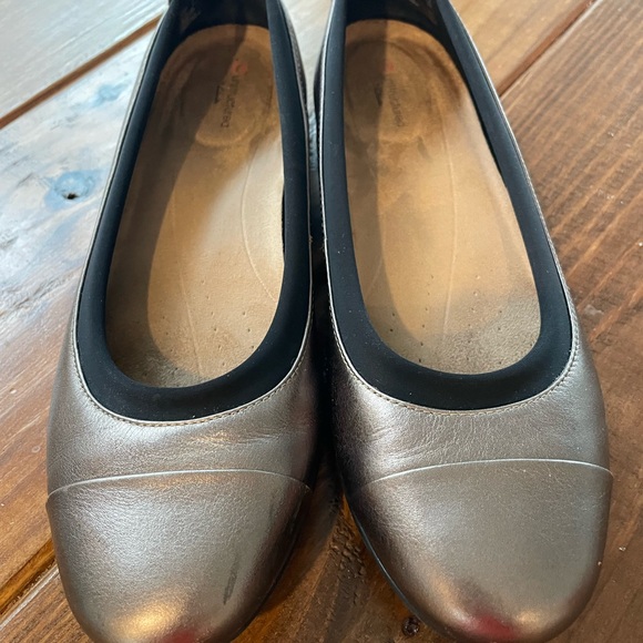 Clarks Bronze Flats Sleek Design Cushioned Comfort - Picture 1 of 4